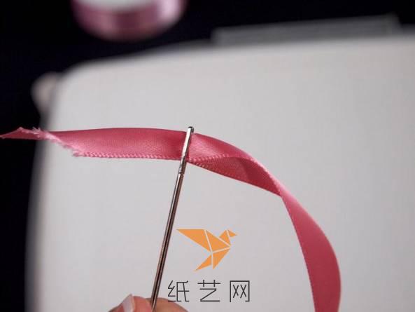 将丝带串到比较大的针上面