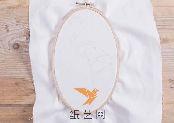 下面就可以将绣布固定到绣框上面了